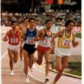 Leitao (52), José Luis González (59) y Said Aouita (51), Estadio Vallehermoso,1985. Said Aouita supuso un verdadero sobresalto en el 5000. Dominó durante un quinquenio desde el 800 al 5000. Campeón Olímpico en Los Ángeles, 1984, en 5000 y campeón del mundo en Roma, 1987.