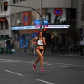 La soledad de la corredora de fondo Cristina Blázquez Villacastín, levitando en la Gran Vía madrileña, sola a pesar de las 33.333 mujeres que corrieron el 11 de mayo de 2014. Terminó quinta.