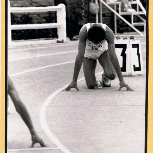 Cuando Alberto Juantorena Danger (peligro), "El Caballo", irrumpió en los Juegos Olímpicos de Montreal, 1976, ganando las pruebas de 400 y 800 m el atletismo mundial se quedó en estado de shock. Nunca se había visto nada igual, un atleta había ganado en velocidad y medio fondo. Era un gigante, su zancada tan larga parecía una trituradora. En la foto aparece al final de su carrera, haciendo unos bolos en el Estadio Vallehermoso, Madrid, 1984.