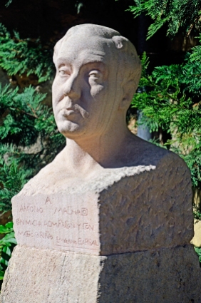 Busto de Machado esculpido por Emiliano Barral, que falleció a principios de la Guerra Civil, el 21 de noviembre de 1936, durante la defensa del Madrid republicano, en el frente de Usera.