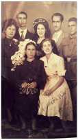 Rosario, Alfonso, la hermana de Rosario, su marido, su hermano, su madre y Luisa, hermana del novio. 1950.